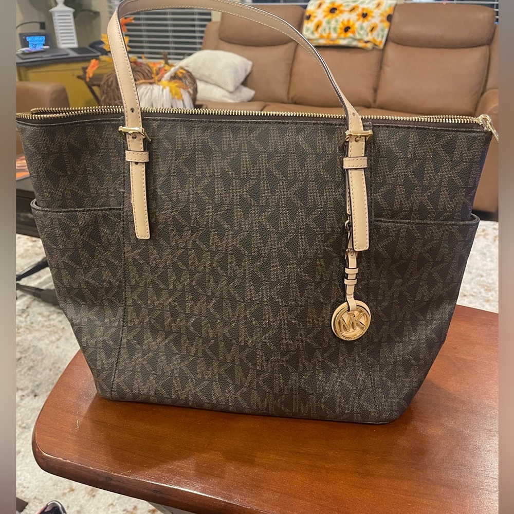 Michael Kors satchel style bag. Interior fabric with lots of pockets. Pretty!